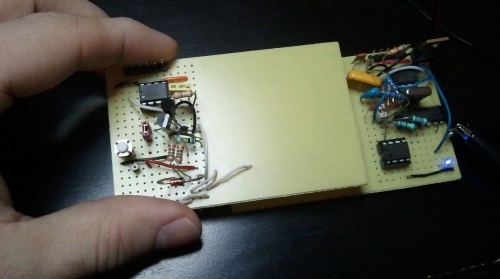 Quand le tag est suffisamment proche du lecteur et arrive a s'identifier, la led bleue du lecteur s'allume